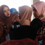 Bupati Mojokerto, Ikfina Fahmawati, ketika menyapa warga.