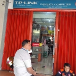 Polisi sedang melakukan olah TKP di toko komputer di Jalan Semeru Kota Blitar yang disatroni maling, Kamis (17/6/2021).