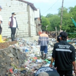 Wali Kota Pasuruan, Adi Wibowo (menggunakan masker dan rompi) saat kegiatan kerja bakti. (Ist)