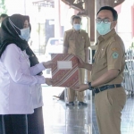 Bupati Baddrut Tamam memberikan Petikan SK Pengangkatan Pegawai Pemerintah Dengan Perjanjian Kerja (P3K) di Mandhapah Agung Ronggosukowati, Pamekasan. 