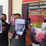 Kasat Reskrim Polres Jombang AKP Teguh Setiawan saat pers rilis. (foto: AAN AMRULLOH/BANGSAONLINE)