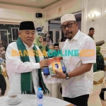 Prof Dr KH Asep Saifuddin Chalim, MA, saat memberikan buku Kiai Miliarder Tapi Dermawan karya M Mas