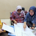 Kepala Bagian Hukum Pemerintah Pemkot Surabaya Ira Tursilowati sedang menunjukkan peta Tambak Wedi. Foto: ist