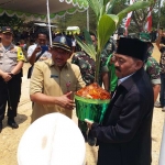 Penyerahan bibit pohon Kepala Genjah Entol kepada oleh Kepala Bakorwil Pamekasan, Dr. Alwi.