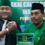Serah terima berkas pendaftaran Supriyono untuk maju menjadi bacabup Situbondo kepada Ketua Tim Penjaringan PPP, Arifin.