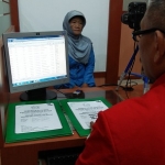 Salah seorang Lansia yang mengurus paspor di Kantor Imigrasi Blitar.