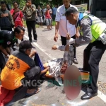 Korban saat dievakuasi petugas. foto: ZAINAL A/ BANGSAONLINE