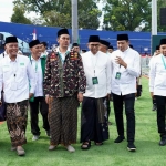Wali Kota Batu bersama rombongan ketika menghadiri puncak 1 Abad NU di Malang.