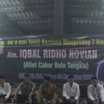 Kegiatan tahlil dan doa bersama mengenang 7 malam Iqbal di GOR Tuban.