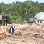 Gubernur Jawa Timur Khoifah Indar parawansa melakukan peletakan batu pertama pembangunan rumah sementara di lokasi terdampak gempa yang ada di Desa Jogomulyan, Kecamatan Tirtoyudo, Kabupaten Malang, Sabtu (17/4). Foto: ist