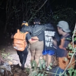 Tim Gabungan saat menuntun Novian menuruni Gunung Klotok. (Ist)