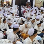 Ribuan santri Pondok Pesantren Amanatul Ummah Pacet Mojokerto Jawa Timur mengaji kitab Mukhtarul Ahadits An-Nabawiyah dan Fathul Qorib yang diasuh Prof Dr  KH Asep Saifuddin Chalim di Masjid Raya KH Abdul Chalim Kembangbelor Pacet Mojokerto, Kamis (20/11/2025) dini hari. Foto: m mas