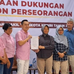 Ketua KPU Kota Kediri, Pusporini Endah Palupi,  saat menerima secara simbolis berkas syarat dukungan minimal dari Bakal calon Wali Kota Kediri dari jalur perseorangan, Ronny Siswanti (dok. Ist)
