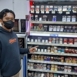 Salah satu petugas menunjukan rokok yg sdh di ambil pelaku, Senin (19/9/2022)