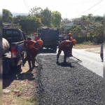 Perbaikan jalan berlubang oleh DPUPR Kota Batu.