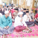 Ketua Umum PSI Kaesang Pangarep (dua dari kanan) saat ziarah ke Maqbaroh Syaikhona Kholil didampingi KH. Makki Nasir.