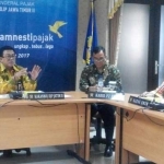 BERI KETERANGAN: Kepala Kanwil DJP Jatim II Neilmaldrin Noor (paling kiri) saat menyampaikan hasil program amnesti pajak, di kantornya, Selasa (21/3). foto: mustain/ BANGSAONLINE