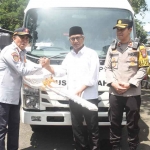 Kepala Dishub Kota Kediri, Didik Catur (kiri), saat menerima 1 unit micro bus dari Wakil Wali Kota Kediri, Gus Qowim. Foto: Ist