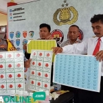 Kapolres Blitar AKBP Anissullah M Ridha saat membeber barang bukti ungkap kasus peredaran kosmetik ilegal. foto: AKINA/ BANGSAONLINE