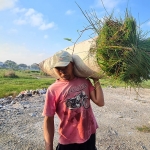 Sulaiman, Warga Desa Buluh, Kecamatan Socah, Bangkalan yang pekerjaannya sehari-hari hanya menyabit rumput untuk pakan ternak. Sementara istrinya bekerja sebagai pembantu rumah tangga. foto: FAUZI/ BANGSAONLINE