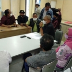 Suasana saat LSM Pantura Bersatu menggeruduk Desa Pekoren, Kecamatan Rembang, Kabupaten Pasuruan.