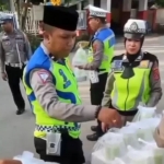  Personel Satlantas Polres Baubau  saat bagi-bagi takjil di Jalanan Kota Baubau, Sulawesi Tenggara. Foto: suara merdeka.com 