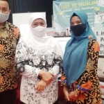 TINJAU: Gubernur Jatim saat meninjau stan SMA Al Muslim di pameran Inovasi Teknologi Pembelajaran, Senin (23/11). foto: ist.