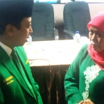 Ketua Umum DPP PPP, Muhammad Romahurmuzziy? berbincang akrab dengan Khofifah Indar Parawansa, seusai pemaparan visi-misi di Rapimwil PPP Jatim. foto: DIDI ROSADI/ BANGSAONLINE