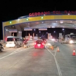 Jalan Raya Surabaya -  Malang padat pemudik pada sore hari menjelang malam. foto: ANDY/ BANGSAONLINE