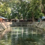 Sumber Dlopo di Desa Karangrejo, Kecamatan Ngasem, Kabupaten Kediri. Tampak dinding plengsengannya banyak yang rusak. Foto: MUJI HARJITA/ BANGSAONLINE