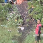 Warga menunjukkan limbah pembakaran timah yang dinilai merugikan petani.