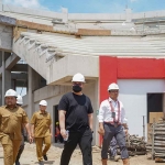 Bupati Kediri, Hanindhito Himawan Pramana, saat meninjau proses pembangunan Stadion Dhoho Jayati. Foto: Ist