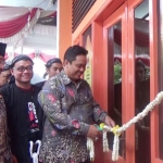 Ketua KPU Jawa Timur Eko Sasmito mengunting pita peresmian RPP Warok.