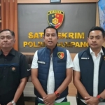KBO Satreskrim dan Humas Polres Sampang saat memberikan keterangan pers