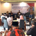 Suasana saat pemaparan materi dan diskusi peserta dalam Forum Penyusunan Rekomendasi Kebijakan Kepemiluan di Jember.