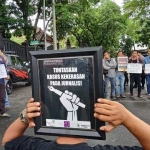 Puluhan wartawan se-Malang Raya saat aksi demo menuntut pencabutan remisi yang dikeluarkan Presiden RI Jokowi kepada I Nyoman Susrama, di bundaran Tugu Balai Kota. foto: IWAN IRAWAN/ BANGSAONLINE