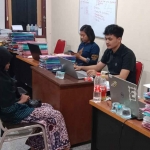 Seorang gadis yang dianiaya saat diinterogasi petugas dari Polres Bangkalan.