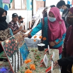 KREATIF: Kepala SMA Islam Sidoarjo (paling kiri) mendampingi pengawas sekolah dan pelatih ahli saat meninjau stan pameran karya siswa, Sabtu (27/11/2021). foto: MUSTAIN/ BANGSAONLINE 