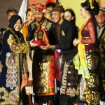 Wali Kota Surabaya Tri Rismaharini saat menerima piala juara umum Porprov Jatim ke-VI.