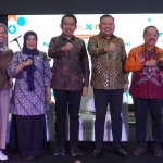 Bupati Jember, Muhammad Fawait atau yang akrab disapa Gus Fawait, saat foto bersama jajarannya.