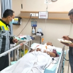 Petugas saat menggali informasi dari korban pengeroyokan di Sidoarjo.