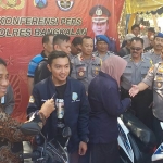 Rektor UTM Moh. Syarif dan Kapolres Bangkalan AKBP Boby Tambunan saat menyerahkan kunci motor kepada korban begal, yakni Wanda Haminda dan Holik, dalam jumpa pers di TKP Desa Sendang Kecamatan Kamal, Selasa (16/07/2019). foto: SUBAIDAH/ BANGSAONLINE