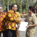 Wabup Gresik Asluchul Alif didampingi Sekda Achmad Washil MT menyerahkan SK P3K. Foto: ist.