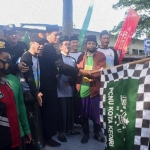 Wali Kota Kediri Abdullah Abu Bakar (bawa bendera) saat memberangkatkan peserta jalan sehat didampingi Katib PBNU KH. Atoillah Sholahuddin Anwar, Ketua PCNU Kediri KH. Abu Bakar Abdul Jalil, dan KH. Dauglas Thoha Yahya. Foto: Ist.