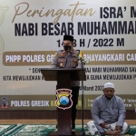 Kapolres Gresik, AKBP Mochamad Nur Azis, saat memberi sambutan dalam peringatan Isra Mikraj Nabi Muhammad SAW 1443 H. Foto: SYUHUD/BANGSAONLINE