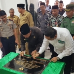 Bupati Pasuruan Irsyad Yusuf menandatangani prasasti peresmian gedung TP4D.