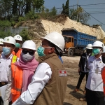 Bupati Sambari bersama pejabat DPUTR saat sidak proyek underpass. (foto: ist).