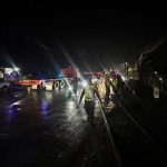Petugas saat melakukan olah TKP di lokasi kejadian.