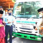 Bupati Sidoarjo Gus Muhdlor menyerahkan mobil paspor keliling kepada Kepala Kanimsus Surabaya Chicco Ahmad Muttaqin di Ponpes Al Amanah, Krian.