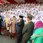 ?Gubernur dan Wakil Gubernur Jawa Timur beserta istri, bersenda gurau dengan pelajar, usai pelaksanaan upacara Hari kebangkitan Nasional. Foto:nisa/bangsaonline